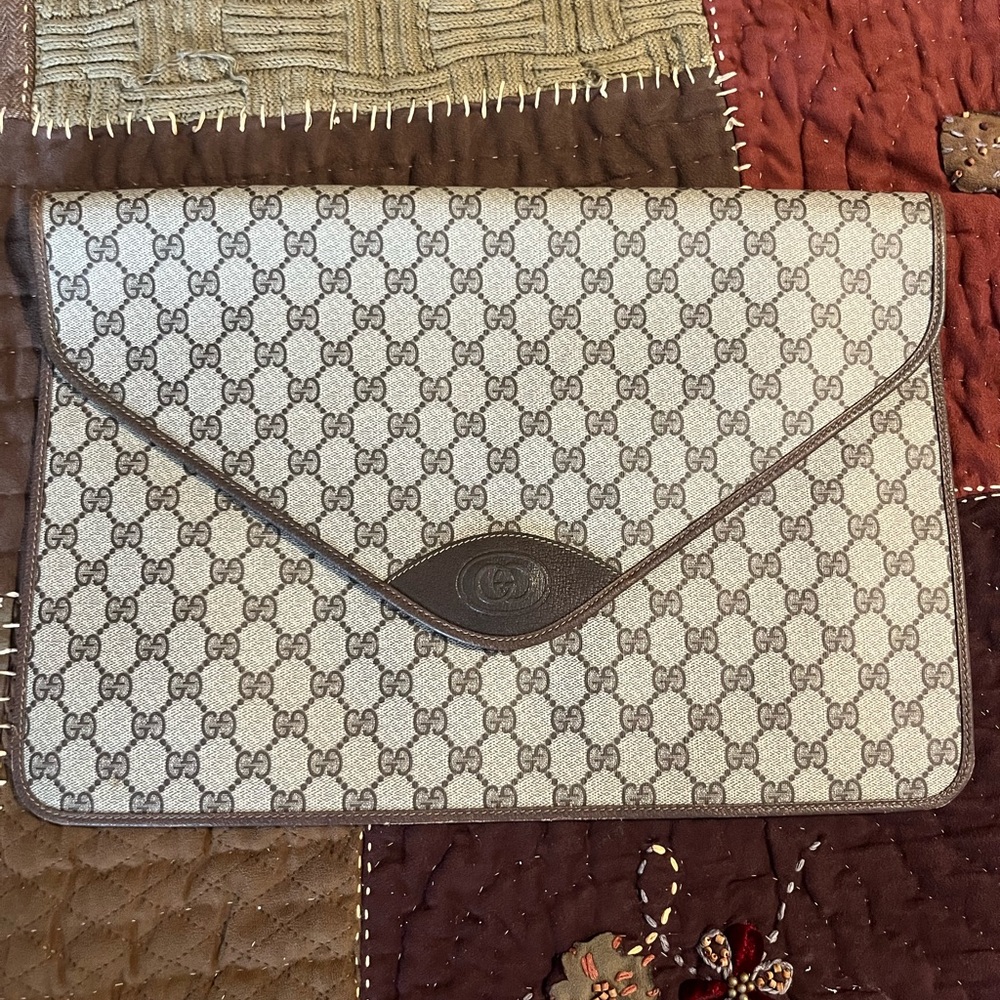 AUTHENTIC Vintage Gucci clutch envelope pouch GG supreme logo